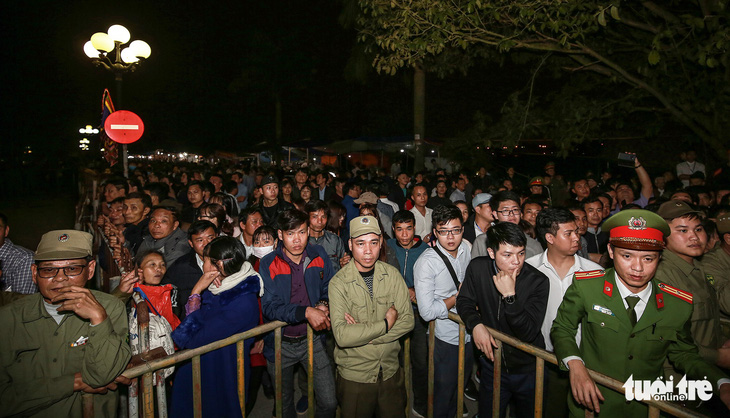 2.000 nhân viên an ninh trắng đêm với hàng nghìn người xin ấn đền Trần - Ảnh 6.
