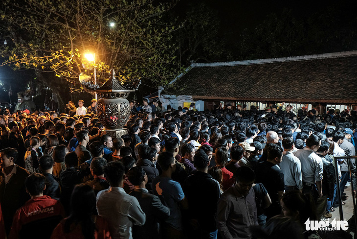2.000 nhân viên an ninh trắng đêm với hàng nghìn người xin ấn đền Trần - Ảnh 8.