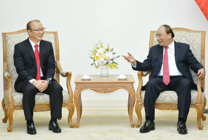 Thủ tướng Nguyễn Xuân Phúc tiếp HLV Park Hang Seo - Ảnh 1.