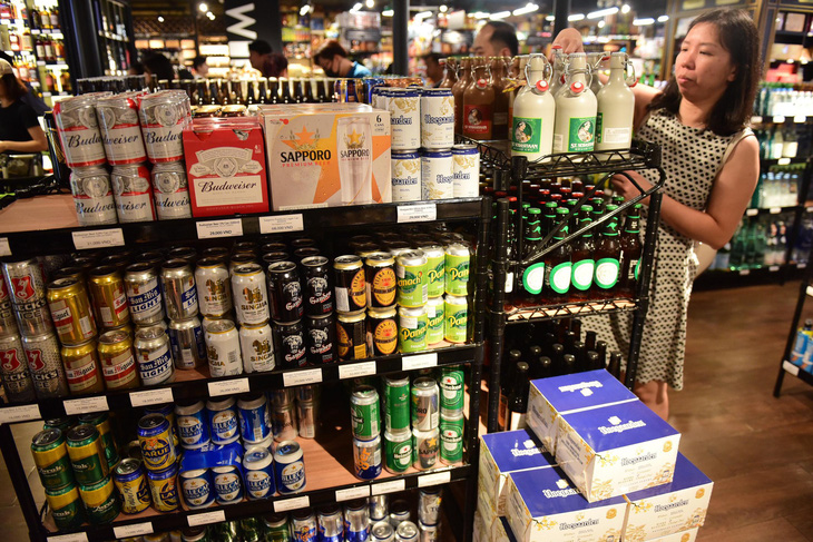 Bia ê hề chờ khách mua, giá trong siêu thị rẻ hơn bán lẻ bên ngoài - Ảnh 2.