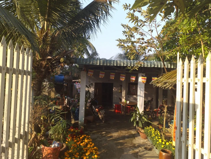 Tết rồi, về ăn ổ bánh mì chan nước tương cùng má - Ảnh 2.