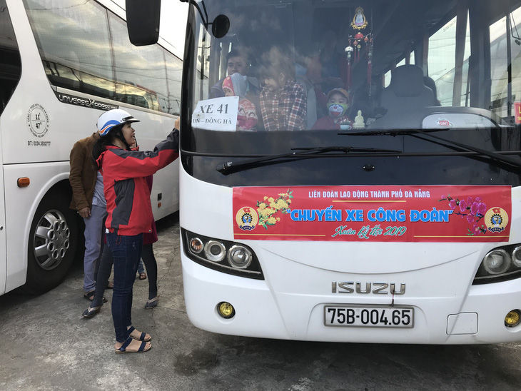Đà Nẵng: 47 chuyến xe đưa hơn 2.000 lao động về quê ăn Tết - Ảnh 1.