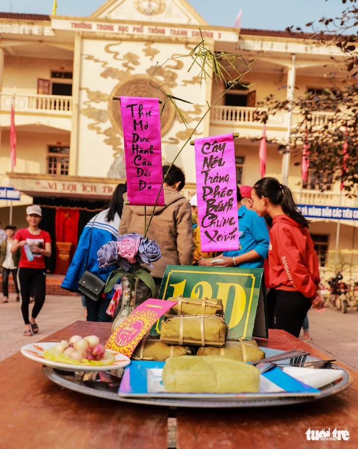 Học trò xứ Nghệ gói bánh chưng tặng bạn nghèo đón tết - Ảnh 6.