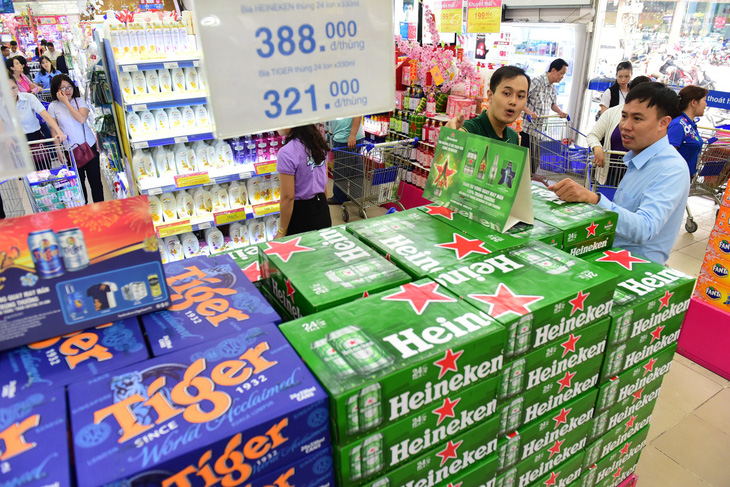 Bia ê hề chờ khách mua, giá trong siêu thị rẻ hơn bán lẻ bên ngoài - Ảnh 1.