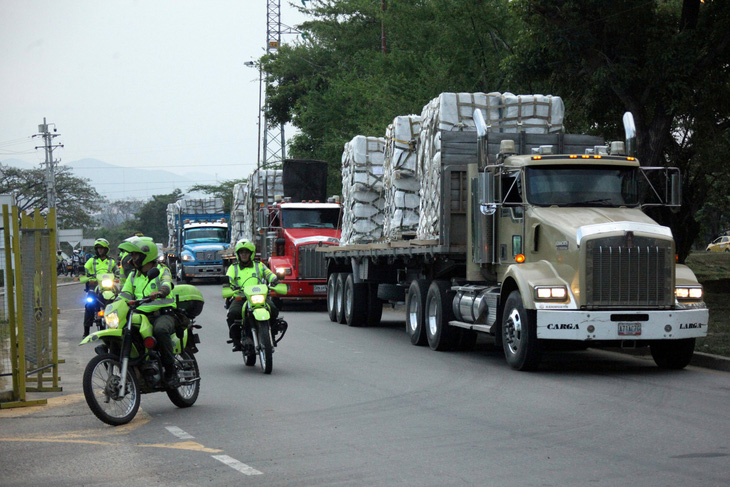 Quân đội Venezuela chặn biên giới biển ngăn hàng cứu trợ - Ảnh 1.