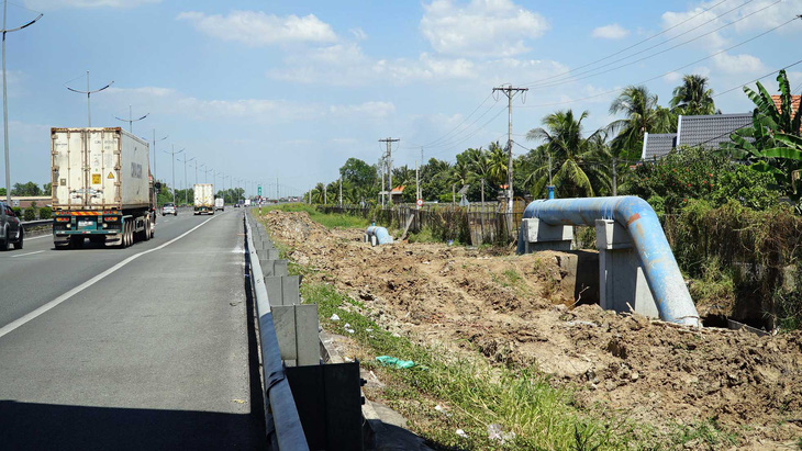 Lắp ống cấp nước trong hành lang đường cao tốc: Lợi trước mắt, hại về sau - Ảnh 1.