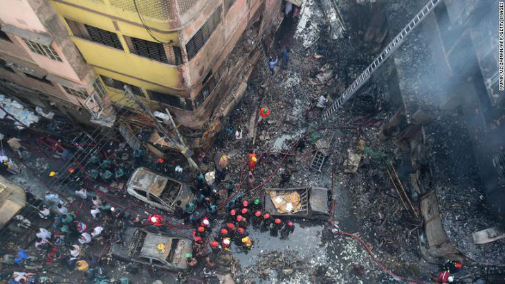 Chung cư cháy ngùn ngụt tại Bangladesh, ít nhất 80 người chết - Ảnh 3.