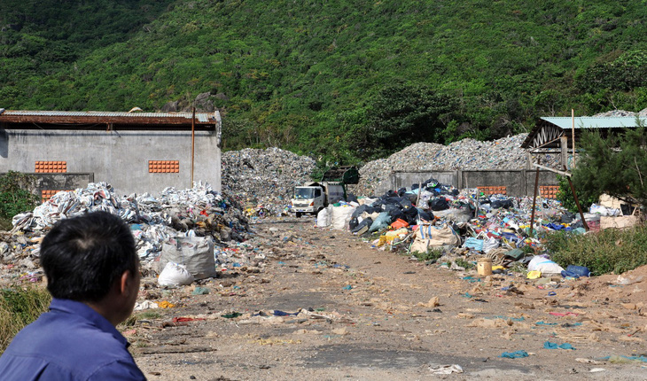 Chi hàng chục tỉ đồng đưa rác từ Côn Đảo về đất liền xử lý - Ảnh 1.