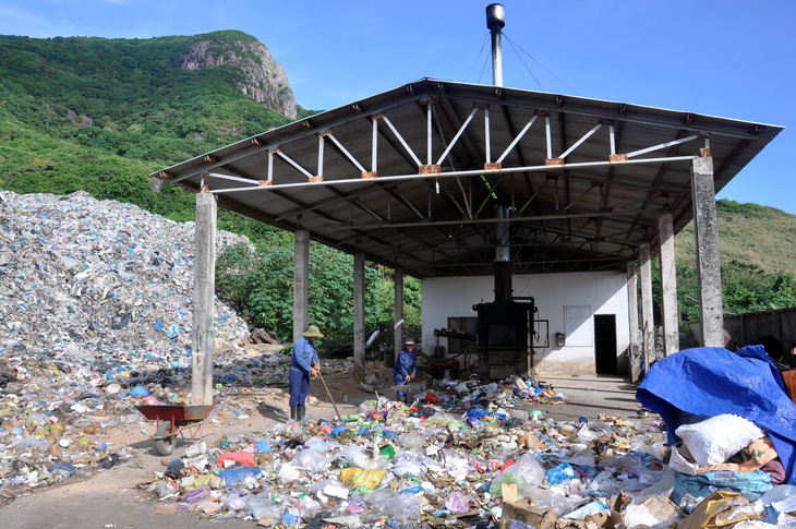 Chi hàng chục tỉ đồng đưa rác từ Côn Đảo về đất liền xử lý - Ảnh 2.