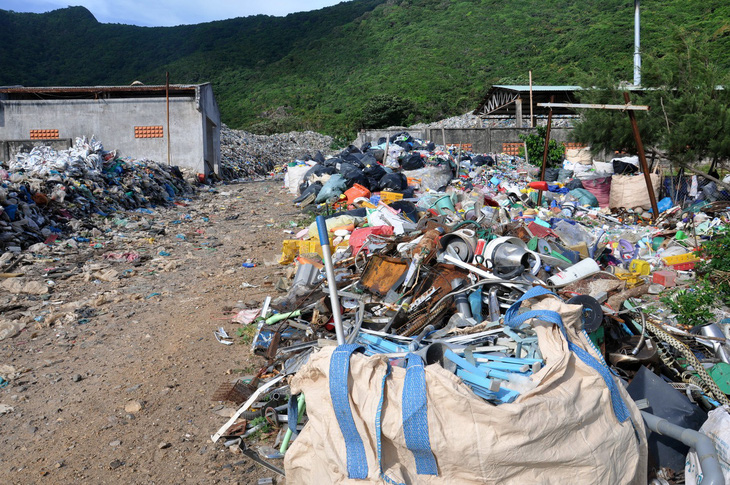 Chi hàng chục tỉ đồng đưa rác từ Côn Đảo về đất liền xử lý - Ảnh 4.