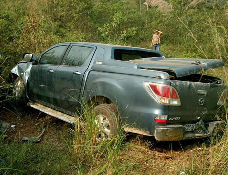 Liên tiếp 2 ôtô mất lái, lật ngang trên cao tốc Nội Bài - Lào Cai - Ảnh 1.