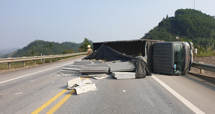 Liên tiếp 2 ôtô mất lái, lật ngang trên cao tốc Nội Bài - Lào Cai - Ảnh 2.