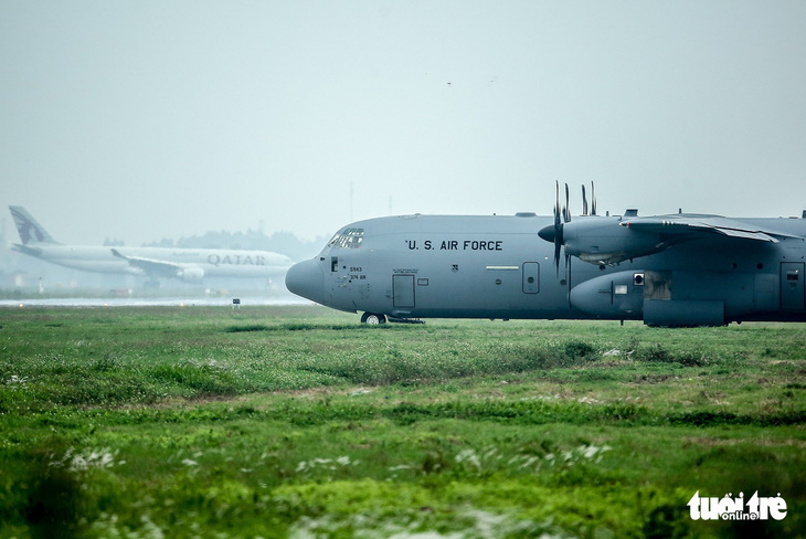 Hercules C-130J của Mỹ xuất hiện 2 giờ ở Nội Bài - Ảnh 4.
