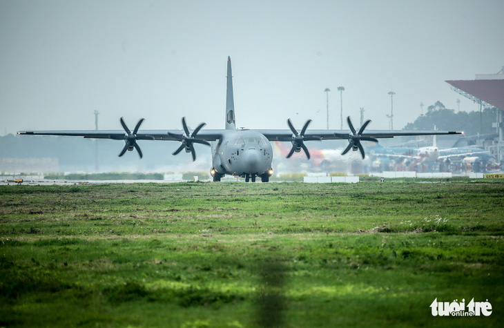 Hercules C-130J của Mỹ xuất hiện 2 giờ ở Nội Bài - Ảnh 1.