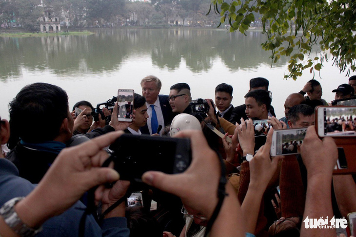 Dân Hà Nội vui đón hai ông Trump và Kim giả dạo chơi bờ hồ - Ảnh 3.