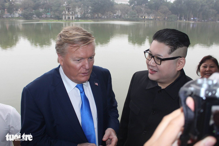 Dân Hà Nội vui đón hai ông Trump và Kim giả dạo chơi bờ hồ - Ảnh 2.