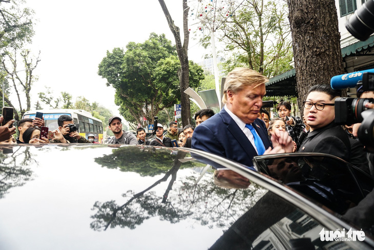 Hai ông Trump và Kim giả đã bắt tay nhau tại Hà Nội - Ảnh 2.