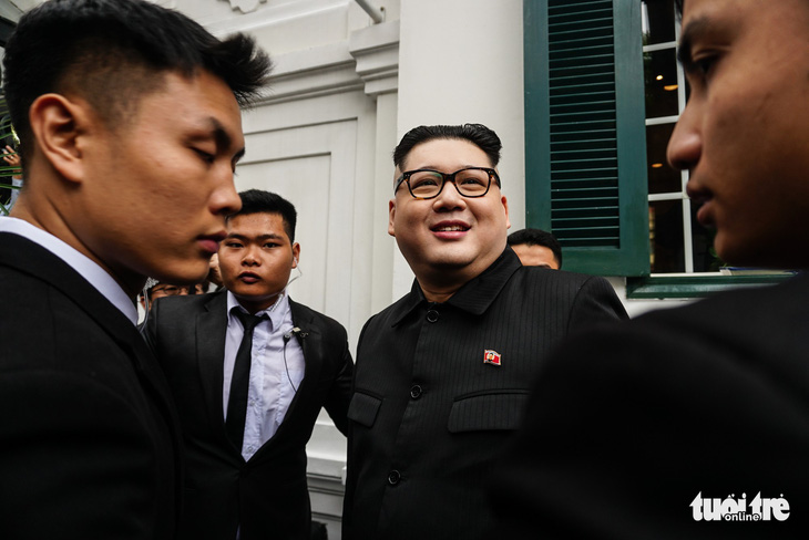 Hai ông Trump và Kim giả đã bắt tay nhau tại Hà Nội - Ảnh 10.