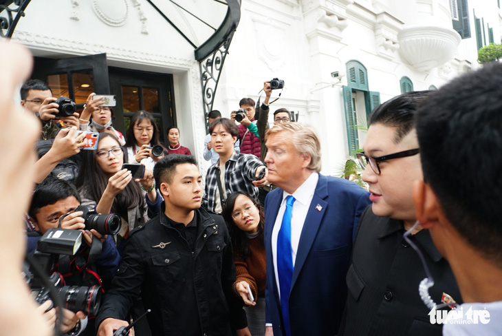 Hai ông Trump và Kim giả đã bắt tay nhau tại Hà Nội - Ảnh 11.