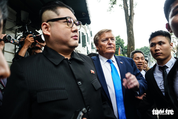 Hai ông Trump và Kim giả đã bắt tay nhau tại Hà Nội - Ảnh 12.