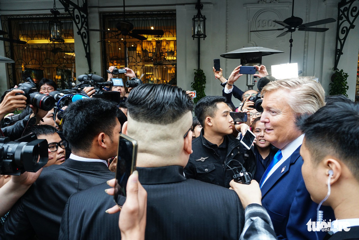 Hai ông Trump và Kim giả đã bắt tay nhau tại Hà Nội - Ảnh 13.