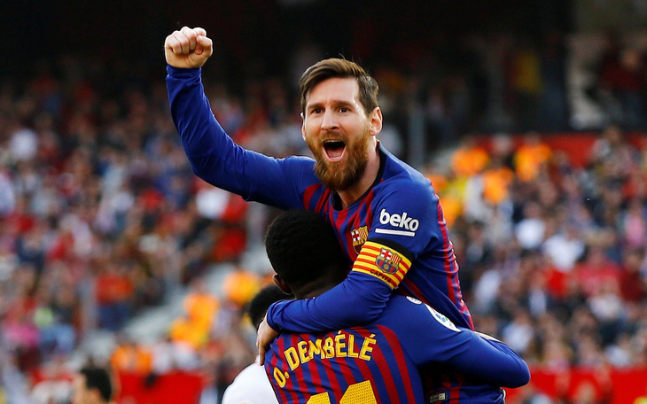 Messi ghi 2 bàn và 1 "siêu phẩm" giúp Barca thắng ngược Sevilla