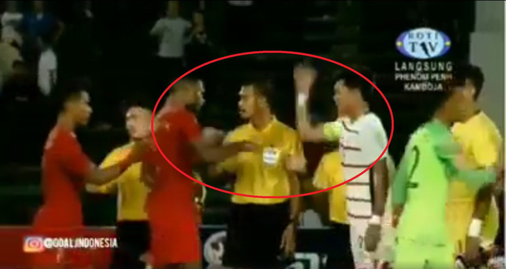 Tiền đạo U-22 Indonesia bị cả đội U-22 Campuchia từ chối bắt tay vì thái độ ngạo mạn - Ảnh 1.