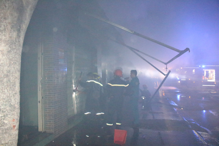 Cháy tiệm tạp hóa nửa đêm giữa khu dân cư - Ảnh 1.