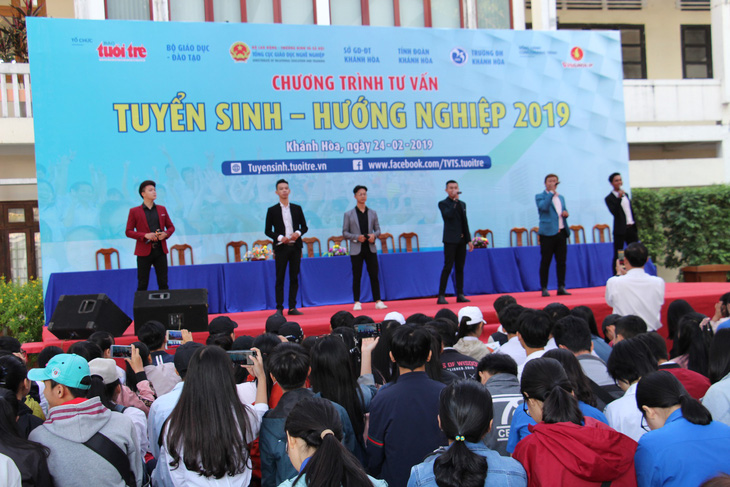 5.000 học sinh rộn ràng trong ngày tư vấn tuyển sinh tại Khánh Hòa - Ảnh 1.