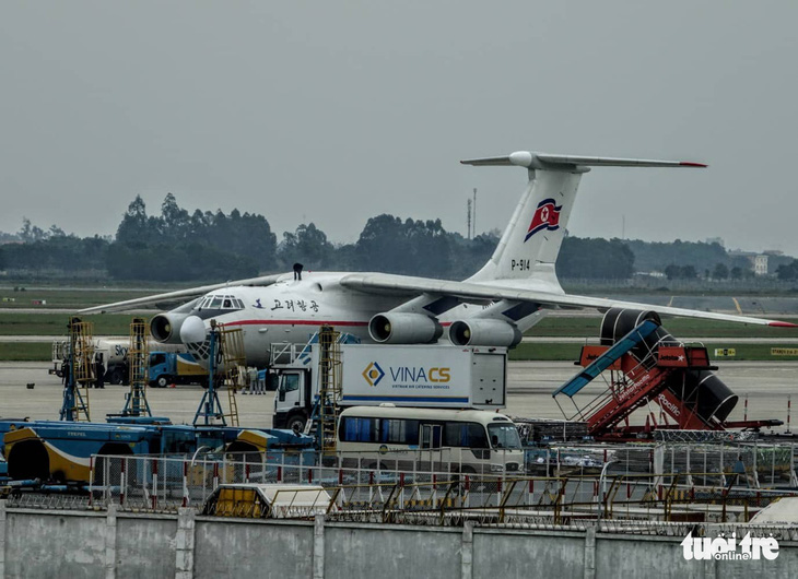 Máy bay chở nhân viên Triều Tiên tới Hà Nội - Ảnh 2.
