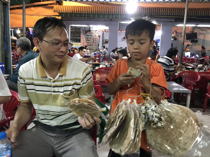 Cậu học trò lớp 3 bán hàng rong: ‘Con đi bán chứ không đi ăn xin’ - Ảnh 1.