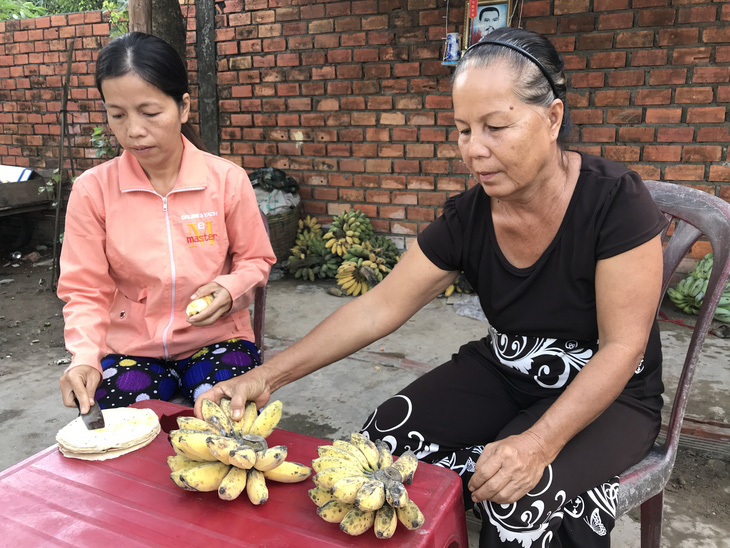 Cậu học trò lớp 3 bán hàng rong: ‘Con đi bán chứ không đi ăn xin’ - Ảnh 2.