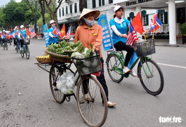 Đạp xe quanh trung tâm Hà Nội tuyên truyền ứng xử văn minh - Ảnh 1.