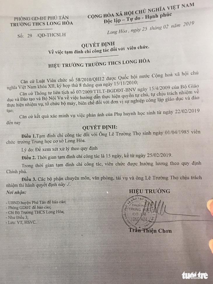 Tạm đình chỉ công tác thầy giáo đánh học sinh lớp 7 - Ảnh 1.