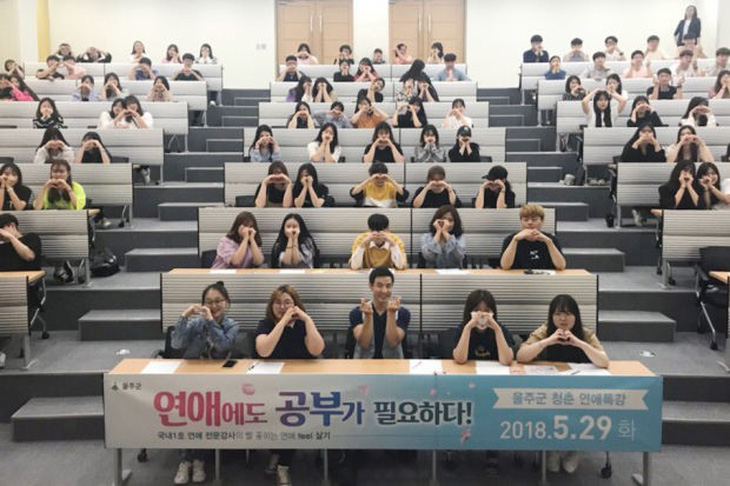 Nở rộ lớp học hẹn hò cho sinh viên Hàn Quốc - Ảnh 2.