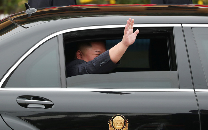 Ông Kim Jong Un mở cửa chống đạn, vẫy tay chào: chưa từng có tiền lệ