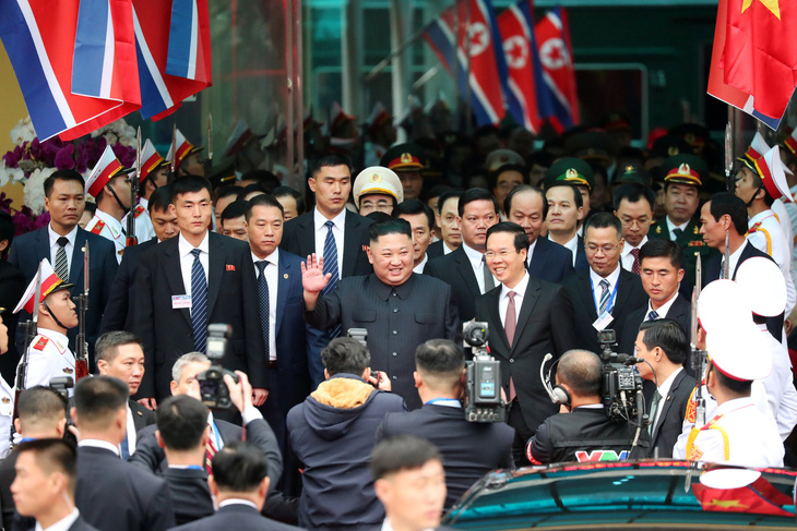 Nhà lãnh đạo Triều Tiên tươi cười rạng rỡ khi đặt chân tới Đồng Đăng - Ảnh 6.
