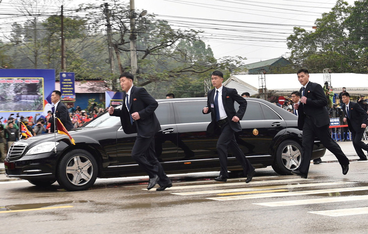 Ông Kim Jong Un mở cửa chống đạn, vẫy tay chào: chưa từng có tiền lệ - Ảnh 3.