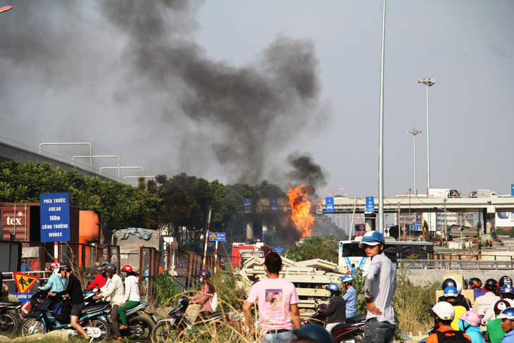 Xe bồn chở xăng bốc cháy dữ dội trên Xa lộ Hà Nội - Ảnh 2.
