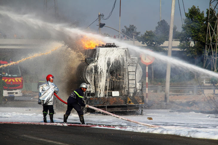 Xe bồn chở xăng bốc cháy dữ dội trên Xa lộ Hà Nội - Ảnh 4.