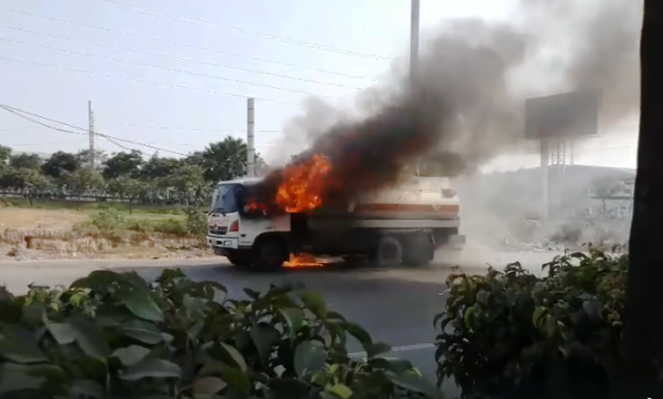 Xe bồn chở xăng bốc cháy dữ dội trên Xa lộ Hà Nội - Ảnh 1.