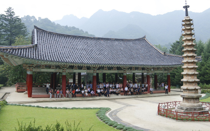 Phóng viên Tuổi Trẻ vãn cảnh chùa cổ ngàn năm ở Triều Tiên