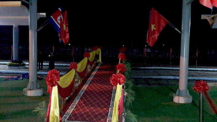 Ga Đồng Đăng rực rỡ cờ hoa 3 nước trong đêm 13 độ trước giờ đón ông Kim Jong Un - Ảnh 5.