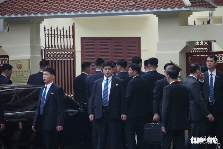 Ông Kim Jong Un cùng em gái đến thăm Đại sứ quán Triều Tiên - Ảnh 6.