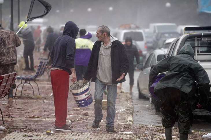 Bất ngờ có mưa cá do sóng lớn, dân Malta trúng mánh - Ảnh 5.