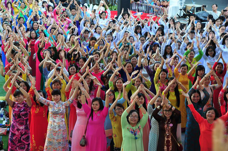TP Hồ Chí Minh khuyến khích phụ nữ mặc áo dài trong tháng 3 - Ảnh 1.