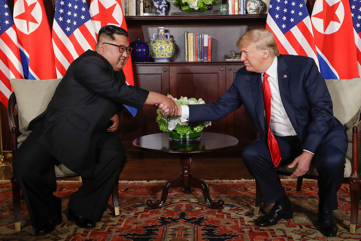 Nhà Trắng: Ông Trump sẽ gặp riêng ông Kim Jong Un chiều 27-2 - Ảnh 1.