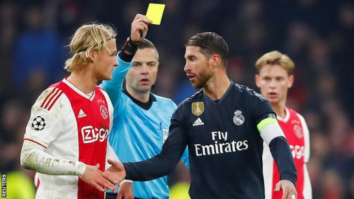Bị buộc tội ‘tẩy thẻ’, Ramos đối mặt với án treo giò 2 trận - Ảnh 1.