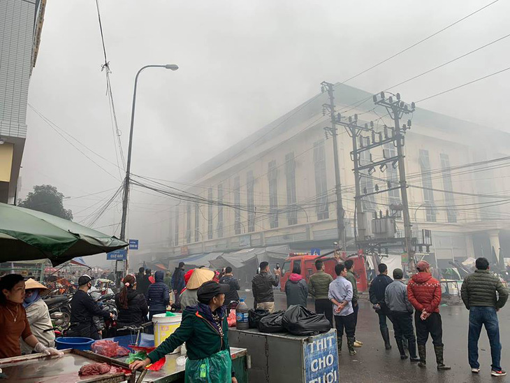 Cháy lớn trung tâm thương mại ở Bắc Ninh, nhiều gian hàng bị thiêu rụi - Ảnh 3.