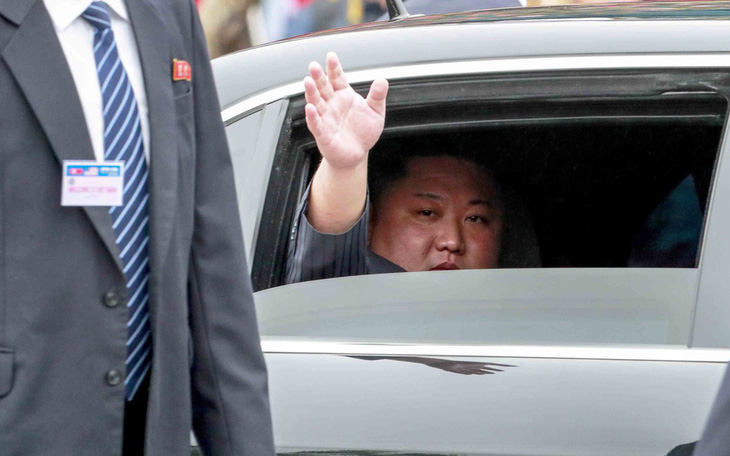 Nhìn từ cái vẫy tay chào của Chủ tịch Triều Tiên ở Việt Nam